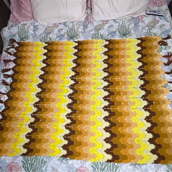 Vintage Handmade Knitted Throw Blanket Chevron Golds Yellows Browns Grannycore - Picture 5 of 5
